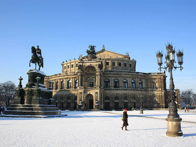 Semperoper Dresden (Außenansicht im Winter bei einem sonnigen Tag)